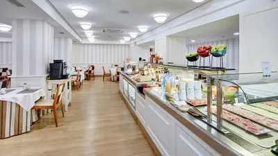 Comida en o cerca de este hotel