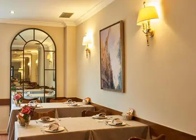 Un restaurante o sitio para comer en Suites Barrio de Salamanca