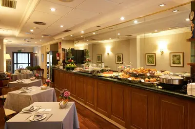 Comida en o cerca de este hotel