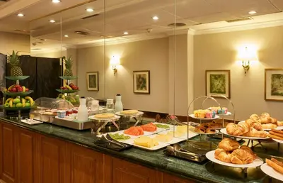 Comida en o cerca de este hotel