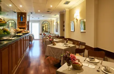Un restaurante o sitio para comer en Suites Barrio de Salamanca