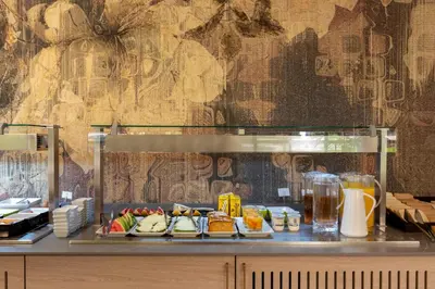 Comida en o cerca de este hotel