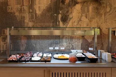 Comida en o cerca de este hotel