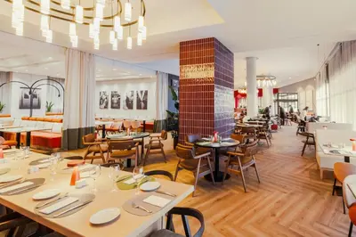 Un restaurante o sitio para comer en Rafaelhoteles Atocha