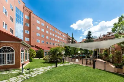 Jardín al aire libre en Rafaelhoteles Atocha