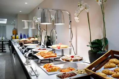 Comida en o cerca de este hotel