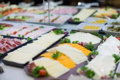 Comida en o cerca de este hotel