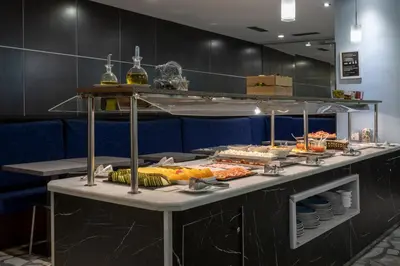 Comida en o cerca de este hotel