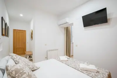 Cama o camas de una habitación en For You Rentals TEMPORAL Infantas Gran Vía DIN131D