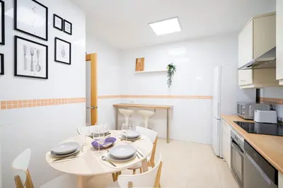 Una cocina o zona de cocina en For You Rentals TEMPORAL Infantas Gran Vía DIN131D