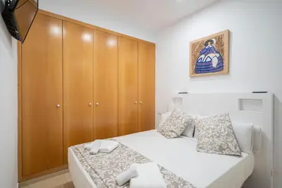 Cama o camas de una habitación en For You Rentals TEMPORAL Infantas Gran Vía DIN131D