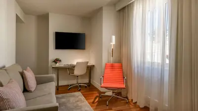 Una televisión o centro de entretenimiento en NH Collection Madrid Colón