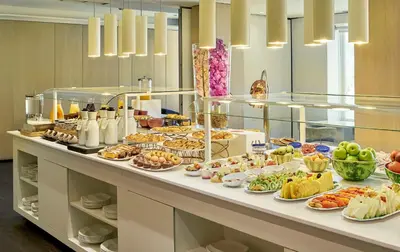 Comida en o cerca de este hotel