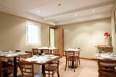 Un restaurante o sitio para comer en Ateneo Puerta del Sol