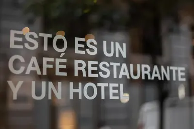 Certificado, premio, señal o documento que está expuesto en Petit Palace Chueca