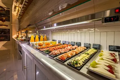 Comida en o cerca de este hotel