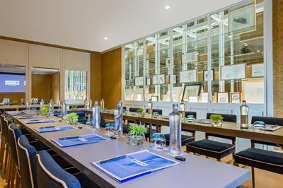 Un restaurante o sitio para comer en H10 Puerta de Alcalá 4 Sup