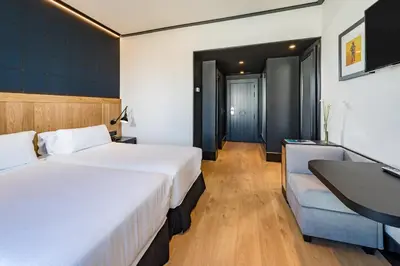 Cama o camas de una habitación en H10 Puerta de Alcalá 4 Sup