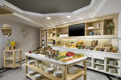 Comida en o cerca de este hotel