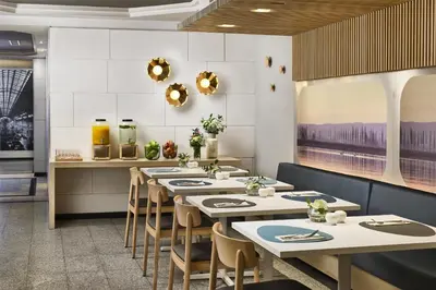 Un restaurante o sitio para comer en NH Madrid Atocha