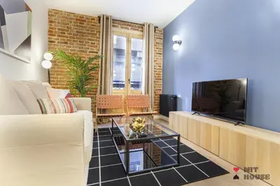 Una televisión o centro de entretenimiento en 4 Ways en Madrid