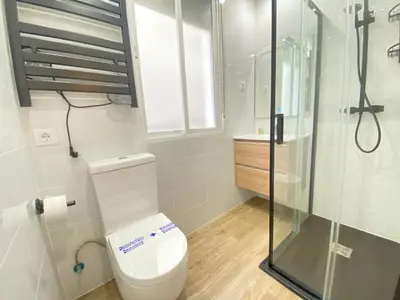 Un baño de Piso Lacy Ile Temporal