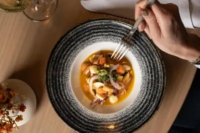 Comida en o cerca de este hotel