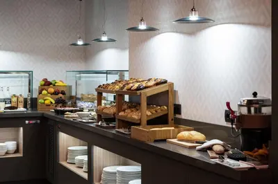 Comida en o cerca de este hotel