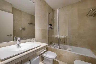 Un baño de NH Collection Madrid Abascal