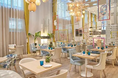 Un restaurante o sitio para comer en NH Collection Madrid Abascal