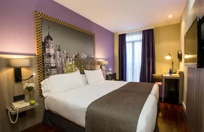 Cama o camas de una habitación en Leonardo Hotel Madrid City Center