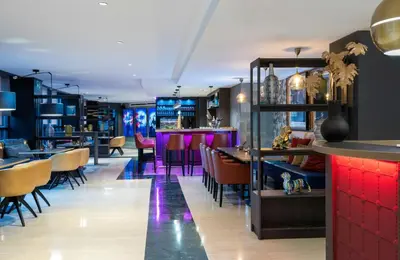 Un restaurante o sitio para comer en Leonardo Hotel Madrid City Center