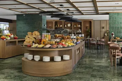 Comida en o cerca de este hotel