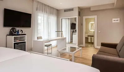 Una televisión o centro de entretenimiento en NH Madrid Chamberí
