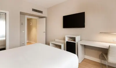 Una televisión o centro de entretenimiento en NH Madrid Chamberí