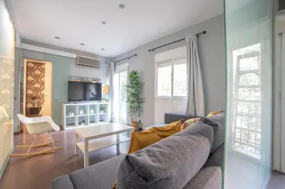 Una televisión o centro de entretenimiento en MyHouseSpain - Moderno apartamento a escasos metros del Bernabeu