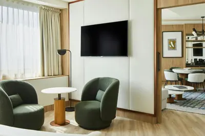 Una televisión o centro de entretenimiento en Madrid Marriott Hotel Princesa Plaza