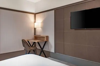 Una televisión o centro de entretenimiento en AC Hotel Avenida de América by Marriott