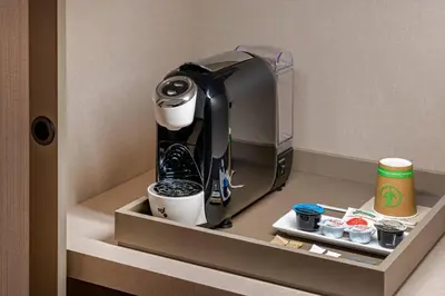 Utensilios para hacer té y café en AC Hotel Avenida de América by Marriott