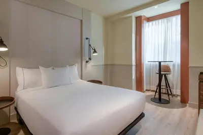 Cama o camas de una habitación en AC Hotel Los Vascos by Marriott