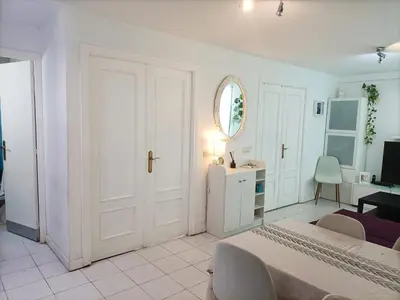 Una televisión o centro de entretenimiento en HABITACION EN CHUECA, CENTRO DE MADRID