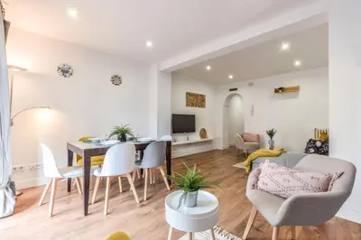 Una televisión o centro de entretenimiento en Retiro VIII - Estilo urbano en el corazón de Madrid