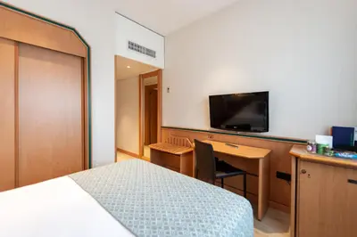 Una televisión o centro de entretenimiento en Hotel Praga