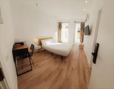 Una televisión o centro de entretenimiento en Hostal Manuela by gaiarooms