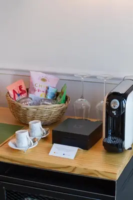 Utensilios para hacer té y café en 7 Islas Hotel