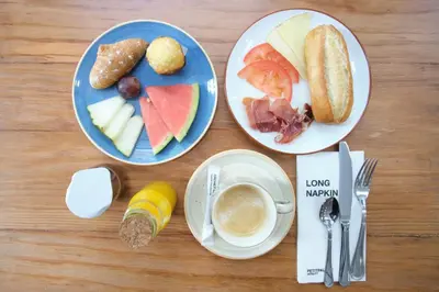 Comida en o cerca de este hotel
