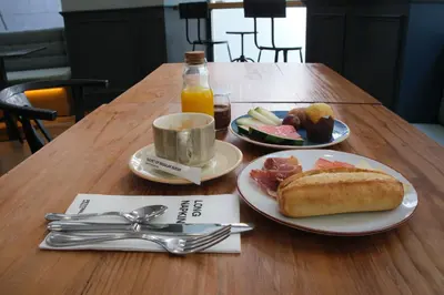 Comida en o cerca de este hotel