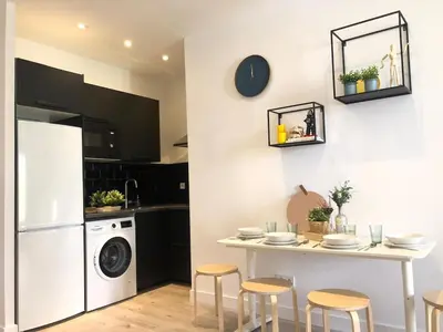 Una cocina o zona de cocina en AmazINN Stay Madrid Reina Sofía