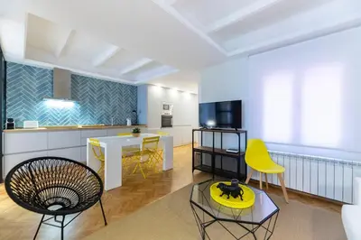 Una televisión o centro de entretenimiento en AmazINN Stay Madrid Lavapiés