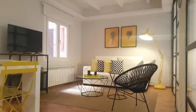 Una televisión o centro de entretenimiento en AmazINN Stay Madrid Lavapiés